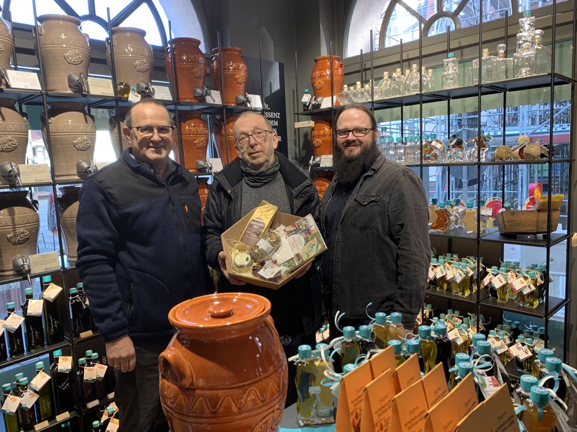 Patrick Seidler (li.) und Ingolf Kiyek bieten rund 250 Produkte im „Vom Fass Michelstadt“ an. | © Pressestelle Stadt Michelstadt